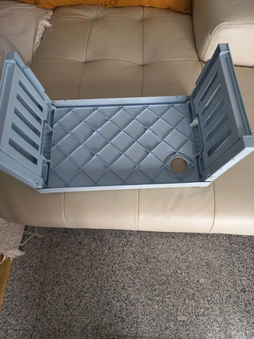 Tabuleiro em plástico  rijo,ideal pra  comer no sofá  ou na cama.