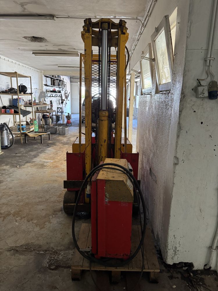 Empilhador Peg F2050EB