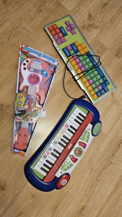 3 zabawki: Fisher price pianino organy+gitara grająca+klawiatura edu