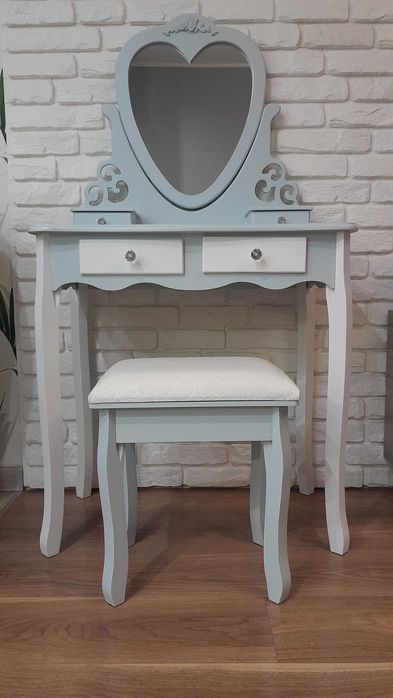 Toaletka kosmetyczna szaro-biała.