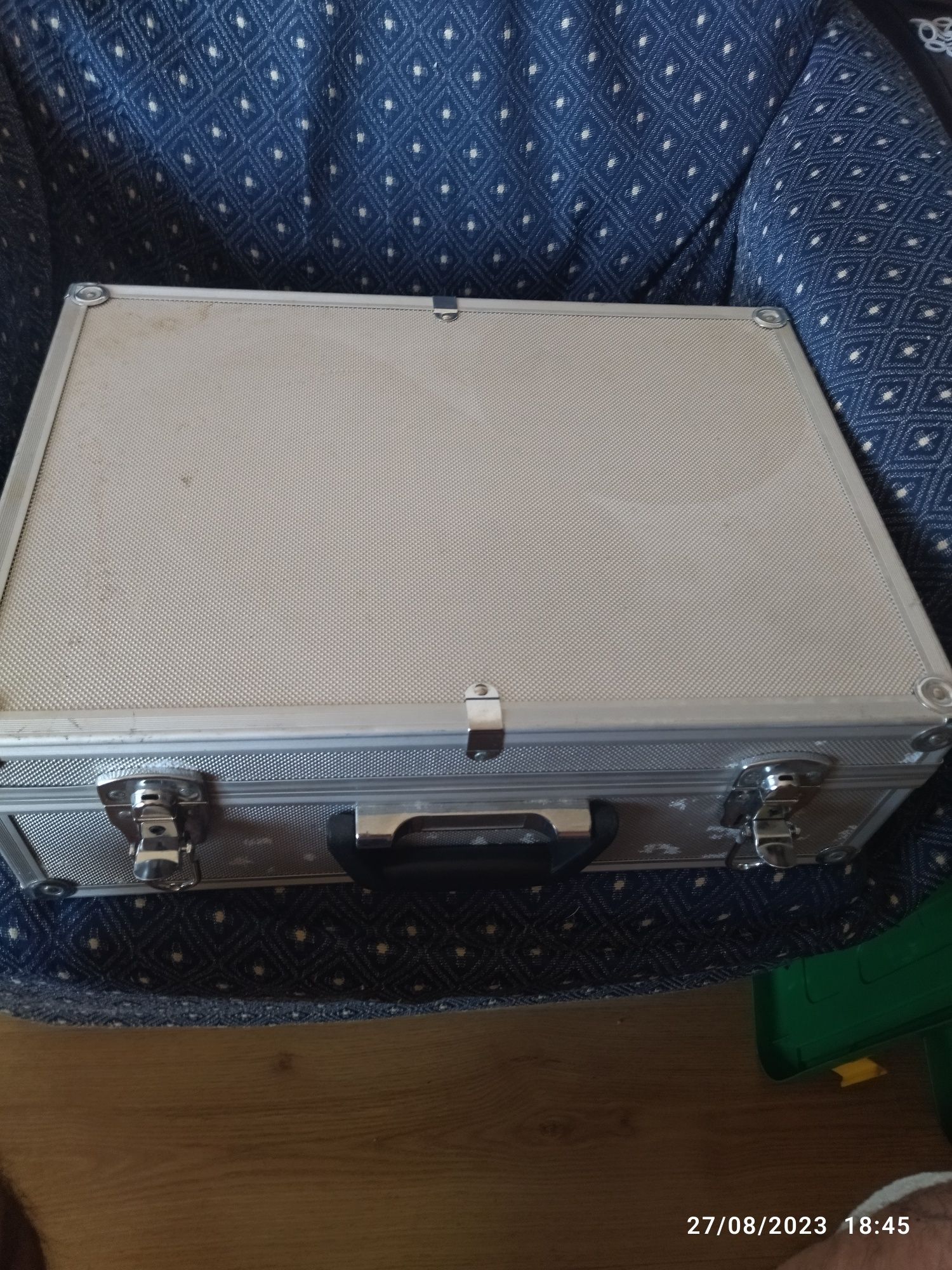 Mala de ferramenta em aluminio como nova para venda