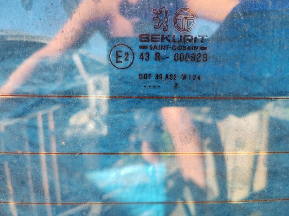 Скло задне Пежо 605 сідан