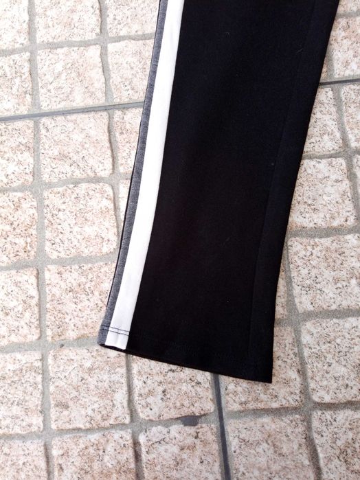 Calças jogger pretas riscas laterais