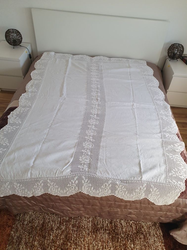 Toalha de mesa de linha e renda