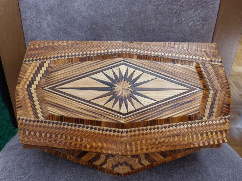Szkatułka drewniana zdobiona słomą prasowaną PRL na papierosy