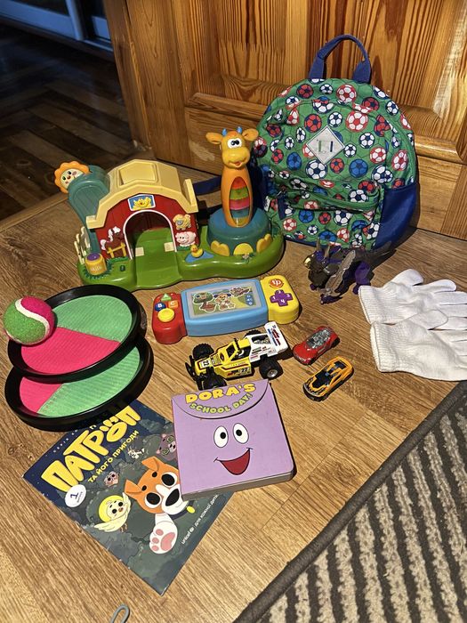 Рюкзак, іграшки, машинки