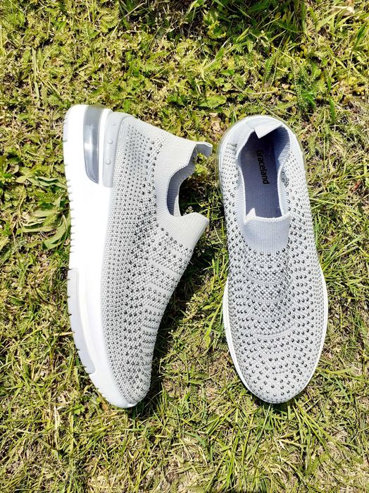 Nowe miękkie buty z błyszczącymi kryształkami.