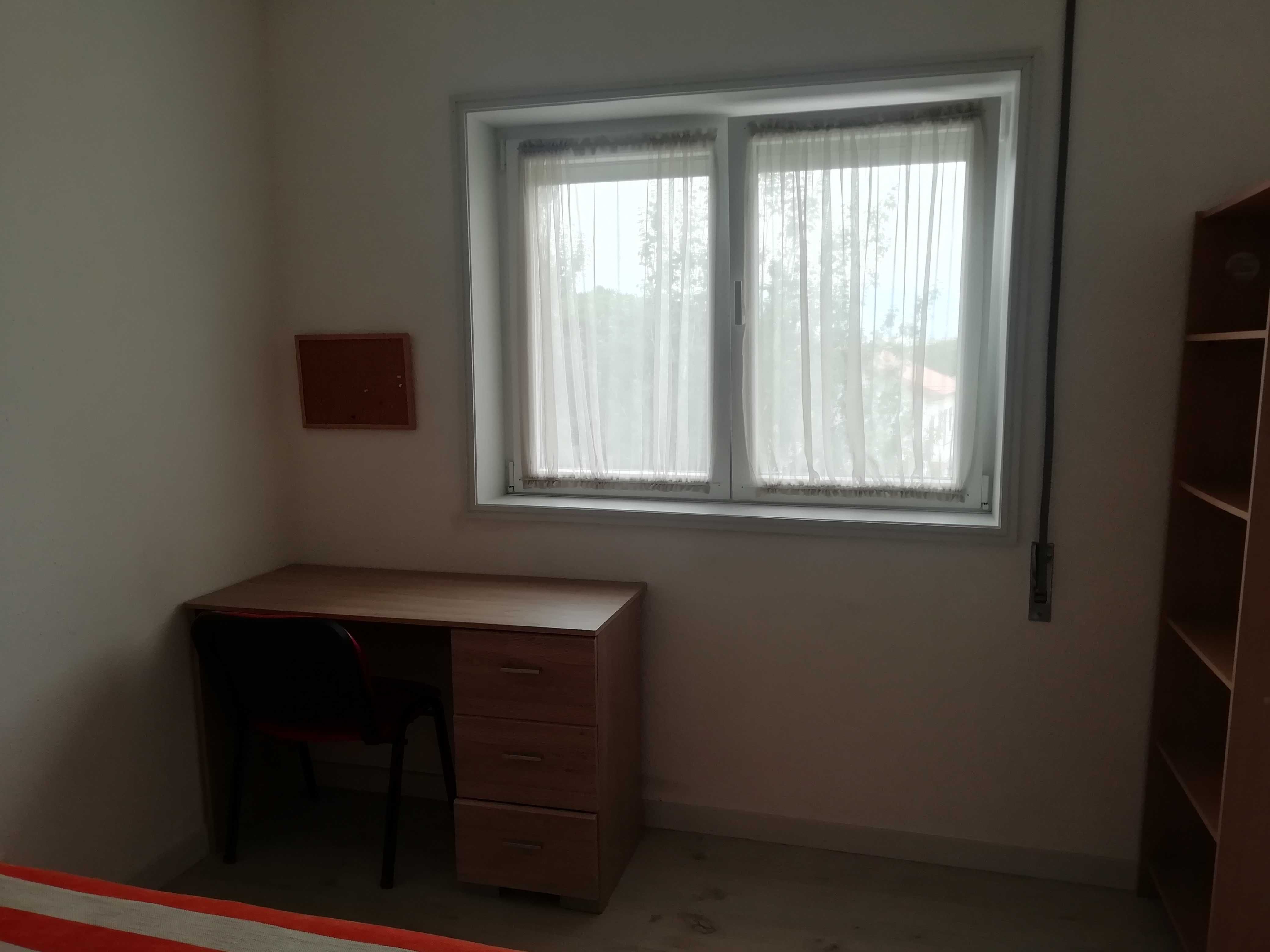 Quarto individual para rapariga universitária- Bairro do Liceu