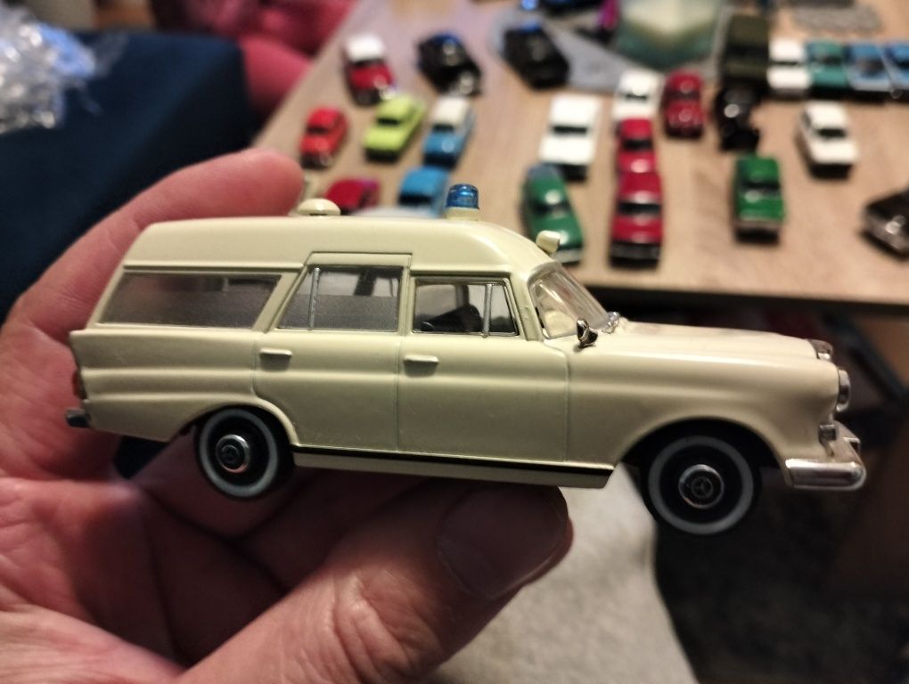 Mercedes Benz 230 w110 karetka, pogotowie model