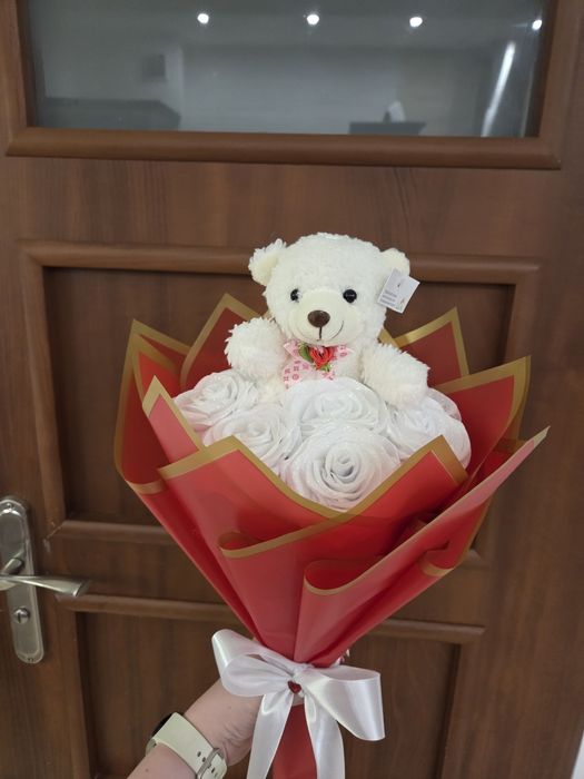 Bukiet białych brokatowych róż.