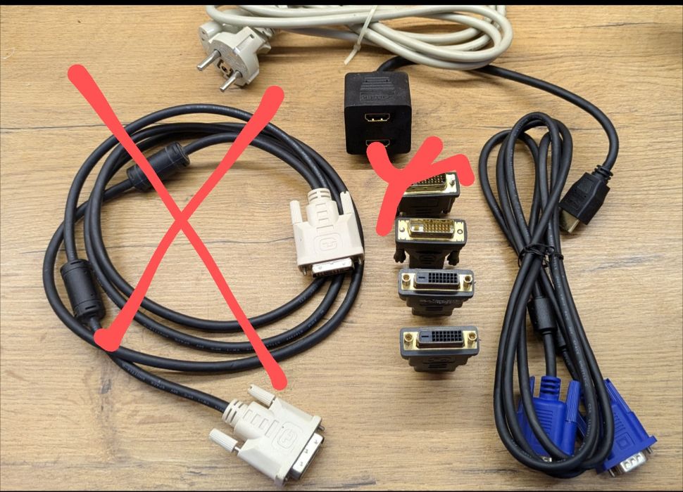 Kable i adaptery do komputera.