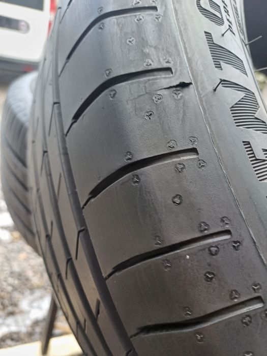 215/55/18 Sprzedam parę opon letnich Goodyear