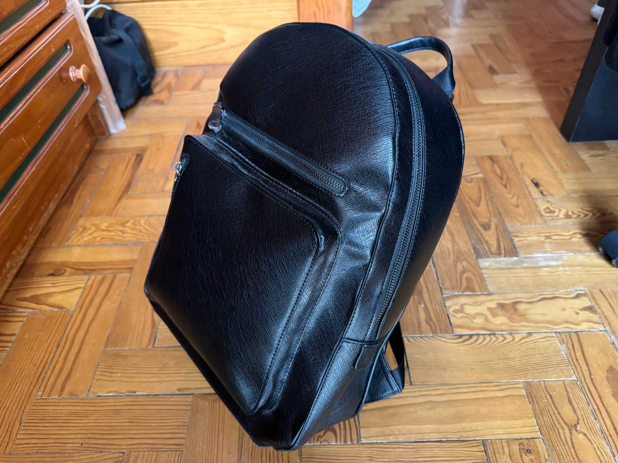 Vendo Mochila ALDO Preta c/NOVA