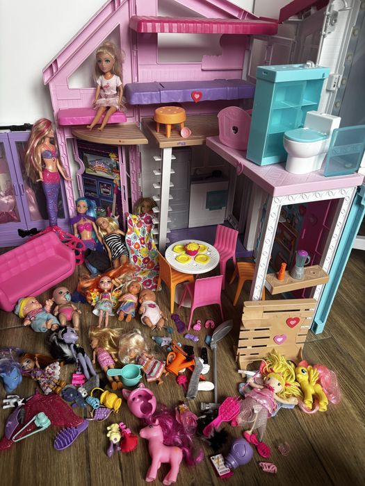 Zestaw barbie karetka + domek + szafa + lalki i ubranka
