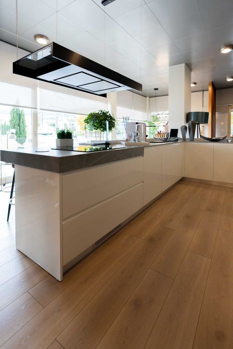 Cozinha de exposição moderna com eletrodomésticos – oportunidade!