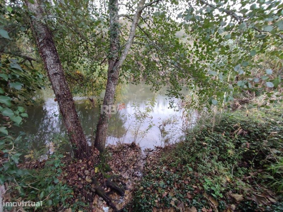 Terreno à beira rio com 946m² - Sobreirinho, Tomar