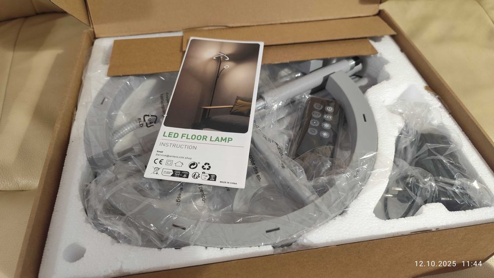 Lampa podłogowa  LED z pilotem do salonu lub sypialni