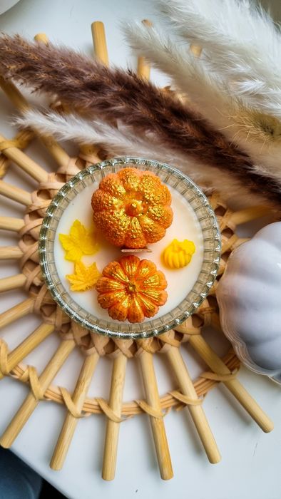 Prosta i estetyczna świeca jesienna z dyniami