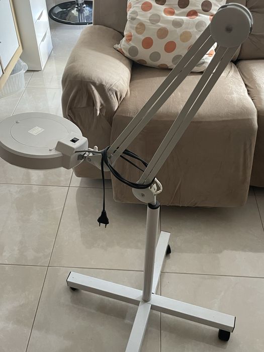 Cadeiro de estetica com lupa