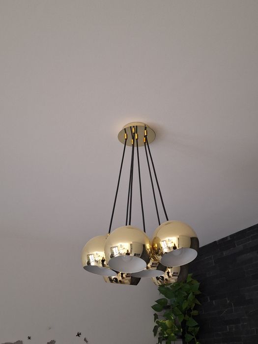 Elegancka złota lampa.