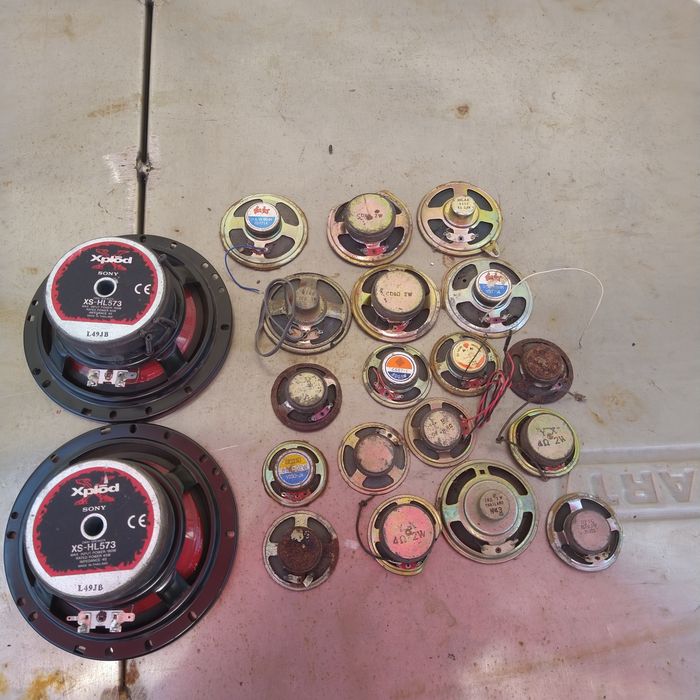 Várias colunas de som