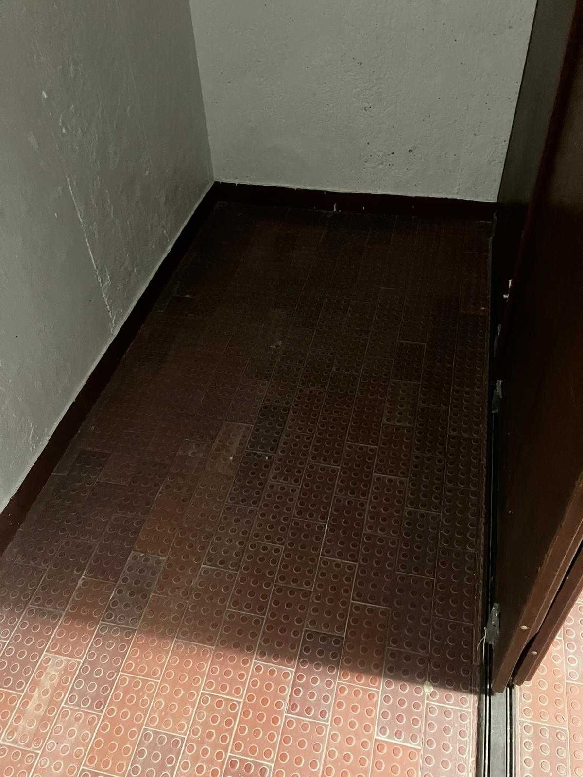 Arrecadação Portimão com Prateleiras - Fechada - 19m2 - Porta 1,95m