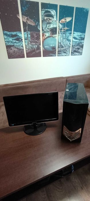 Komputer   z monitorem Samsung