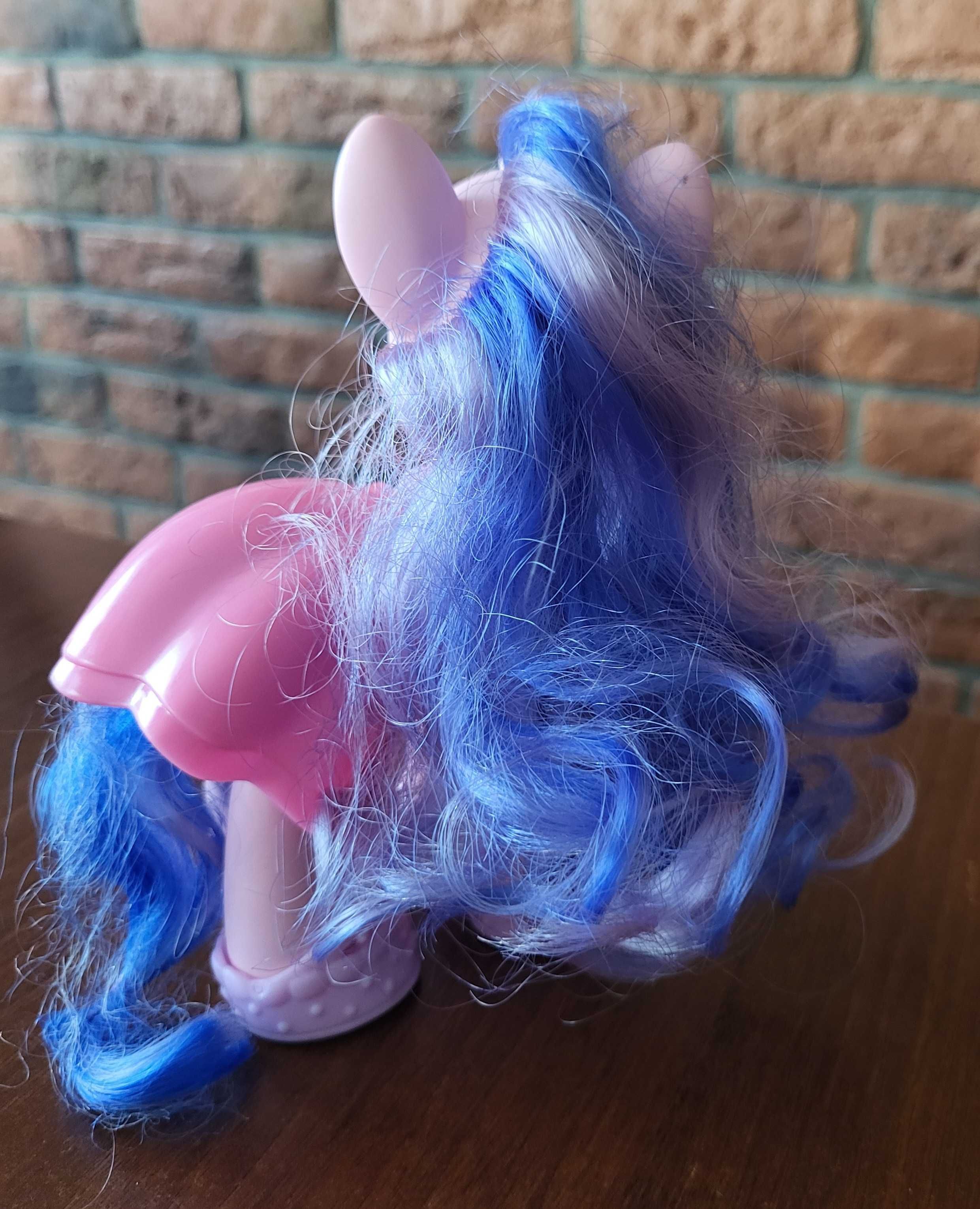 Kucyk Pony, z akcesoriami do ubioru.