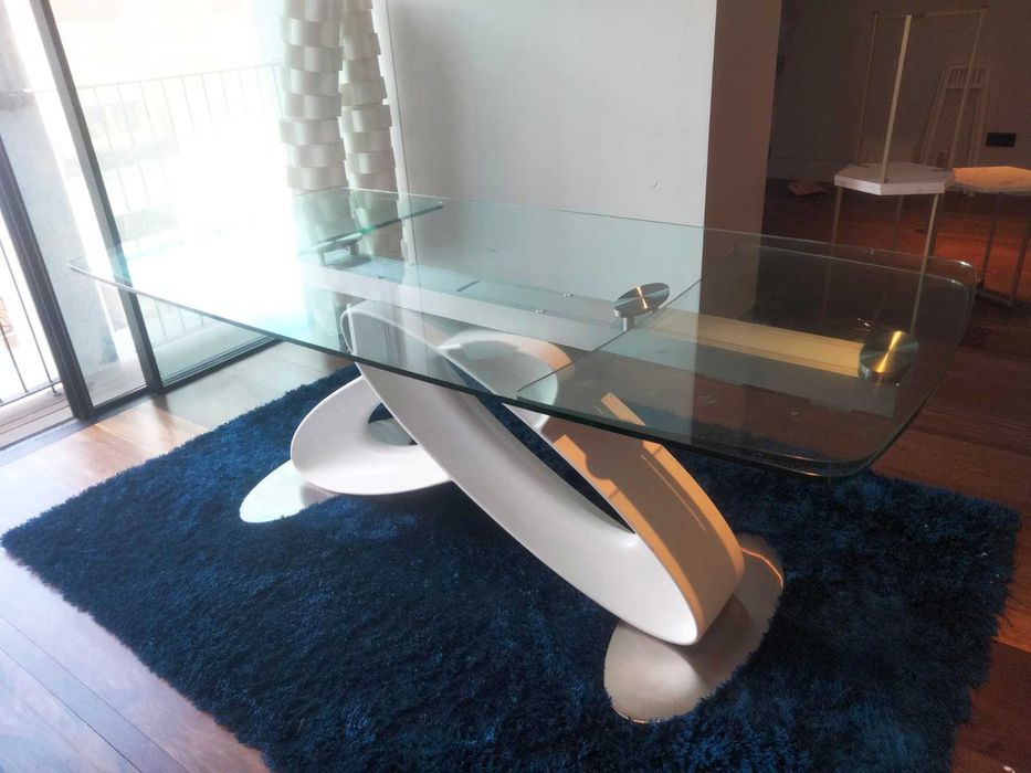 Mesa de Jantar - Tampo em Vidro Temperado - Base Escultural