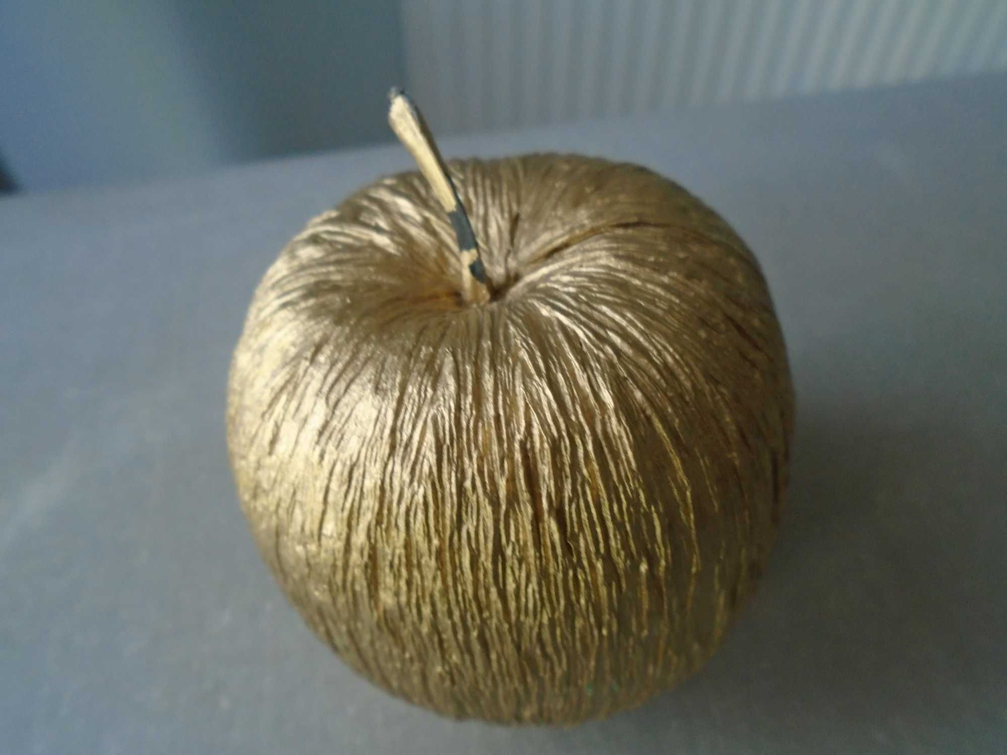 ozdobne dekoracyjne złote jabłko