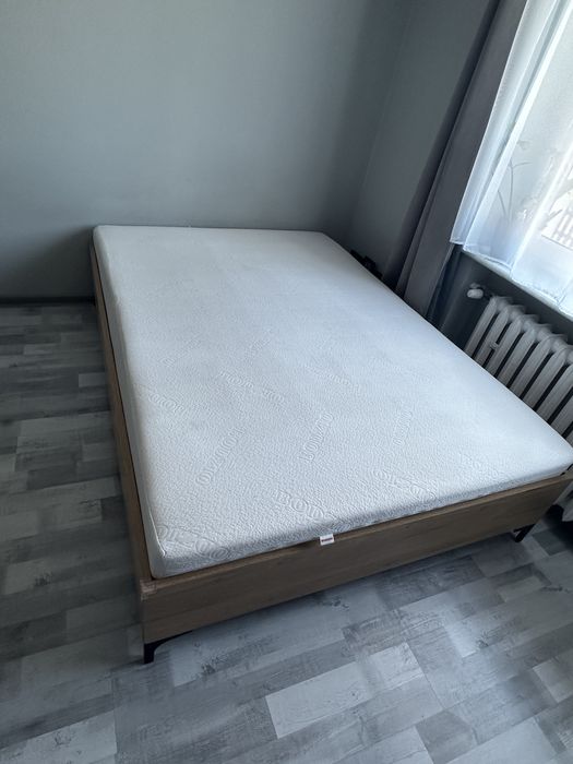 Łóżko z materacem