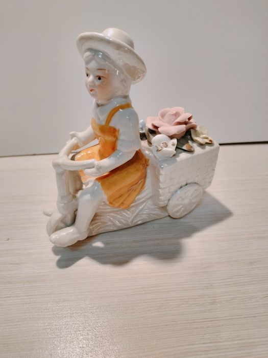 Figurka dziewczynka z kwiatami sygnowana