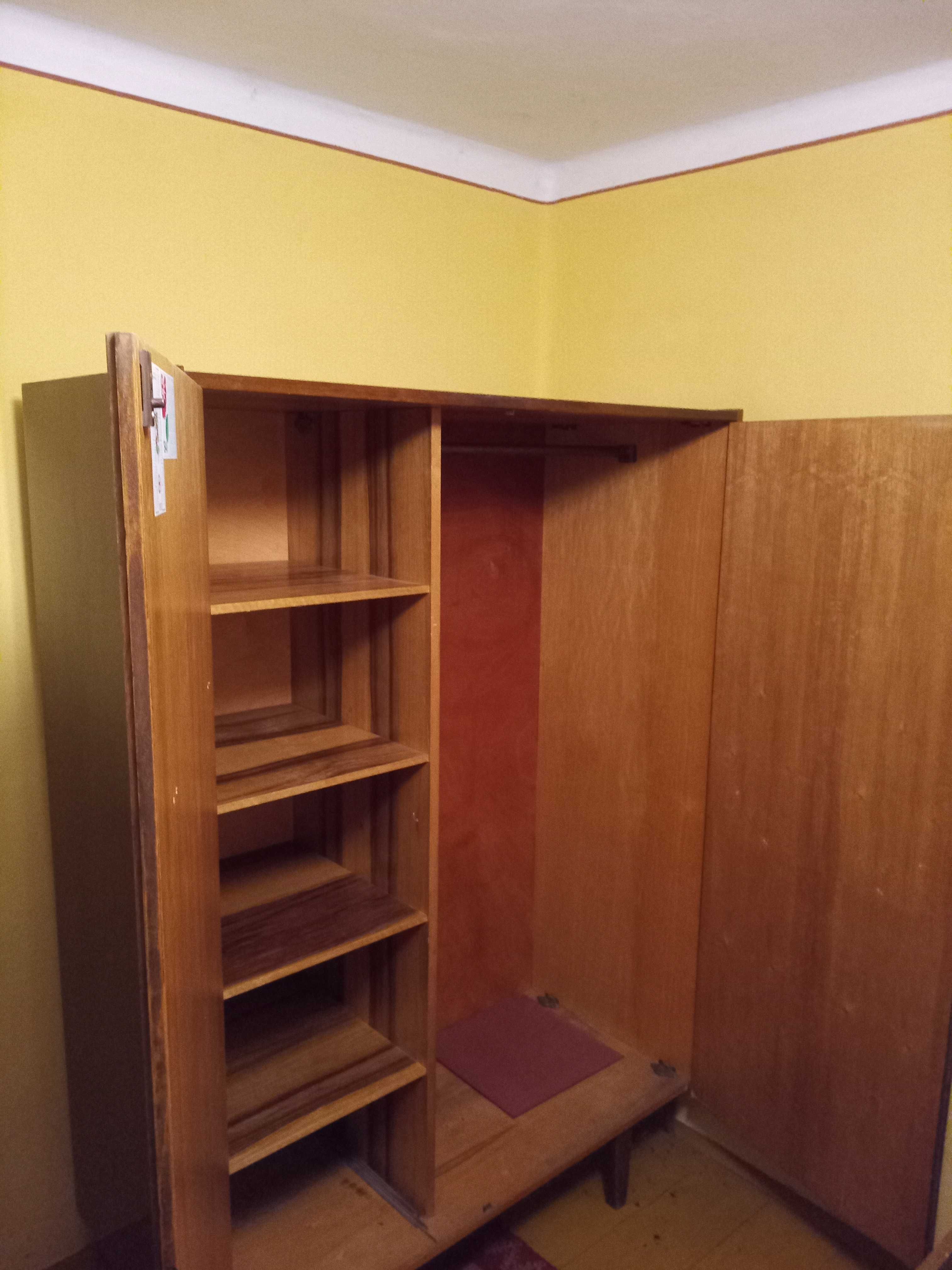 Szafa wolnostojąca lakierowana w stylu PRL