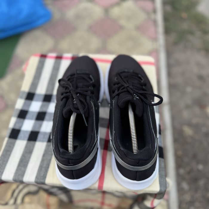 Кроссовки Nike Legend Essential 2, 44,5 размер, Оригинал, Кросівки