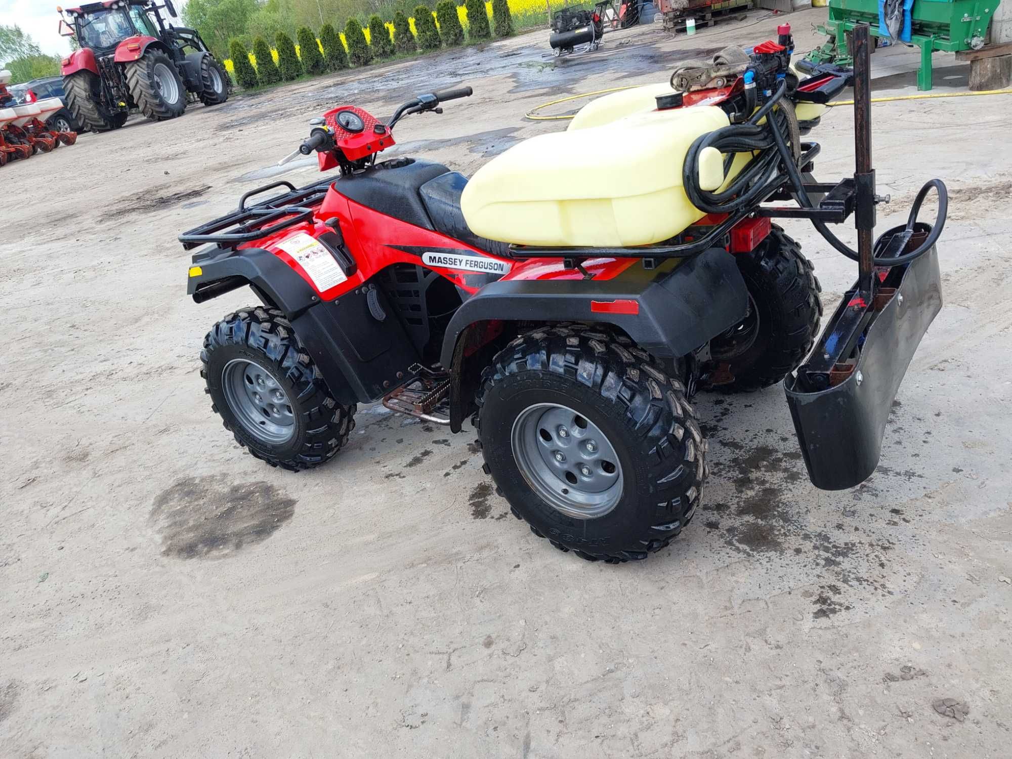 Quad Massey Ferguson Arctic Cat z opryskiwaczem Hardi