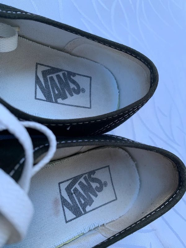 Czarne trampki z białą podeszwą Vans 36