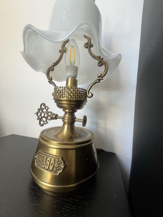 Lampada de mesa cabeceira vintage  em latao e vidro em milk glass