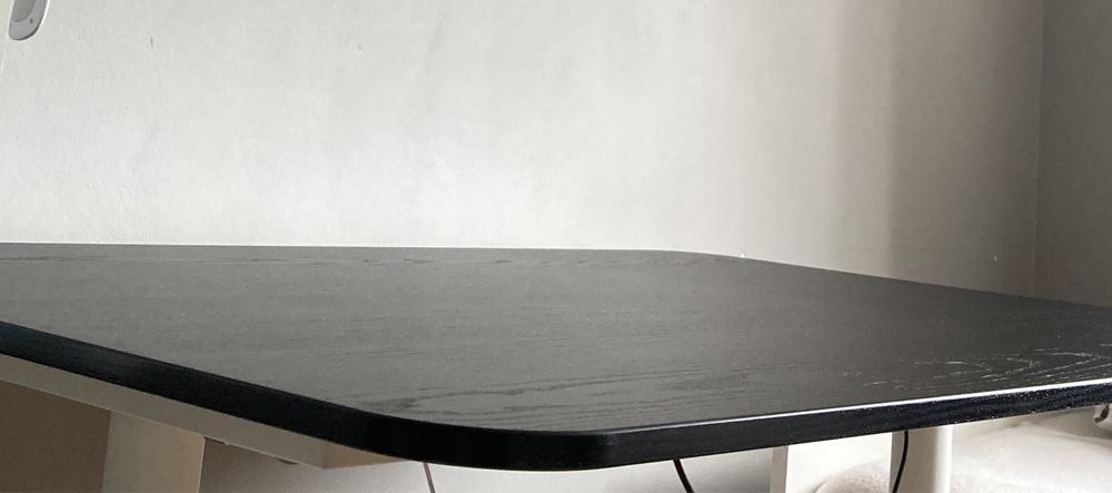 Czarne biurko BEKANT z IKEA