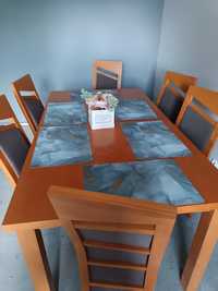 Stół rozkładany z krzesłami.
