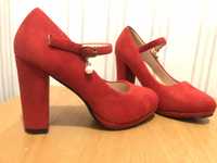 Червоні замшеві туфлі на каблуку під вишиванку чи сукню