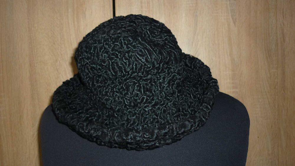 Kapelusz- czapka, czarne karakuły