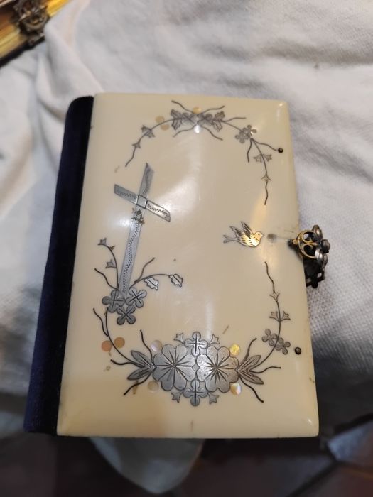 Missal antigo séc XIX  com embutidos em prata