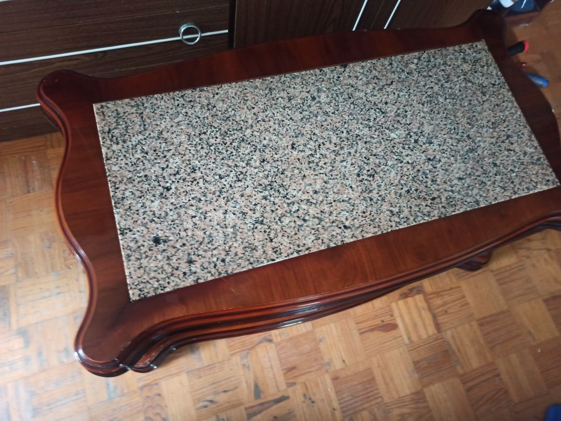 Mesa de centro com tampo em mármore