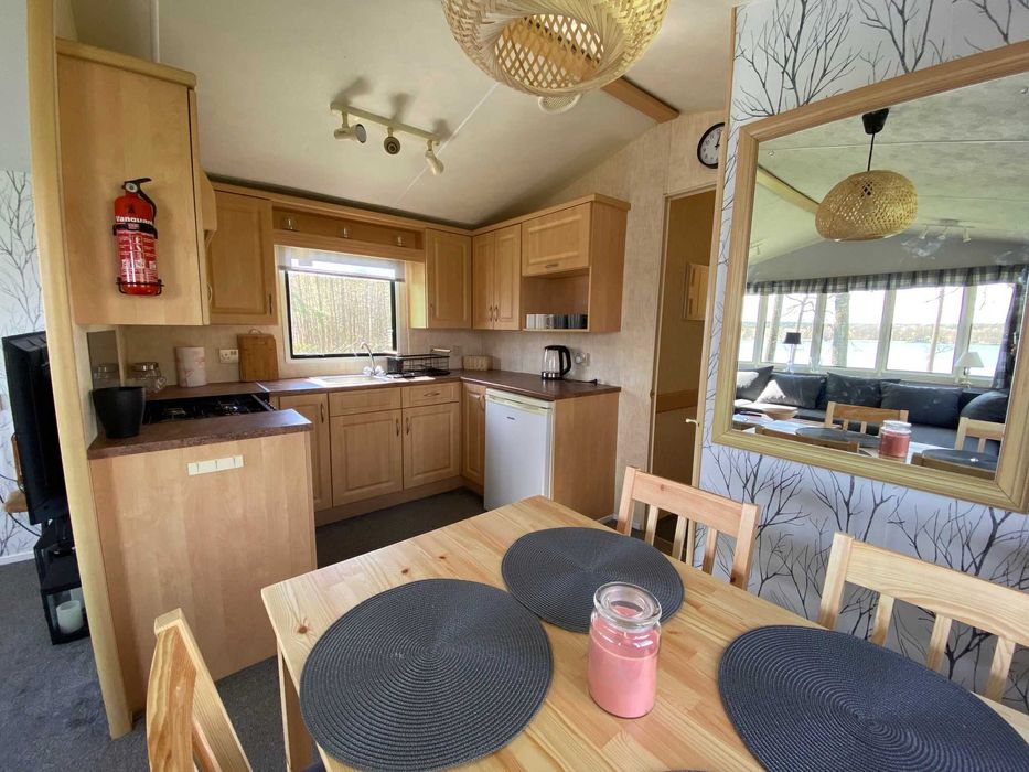 Domek nad jeziorem Ublik Wyszowate linia brzegowa pomost łódka