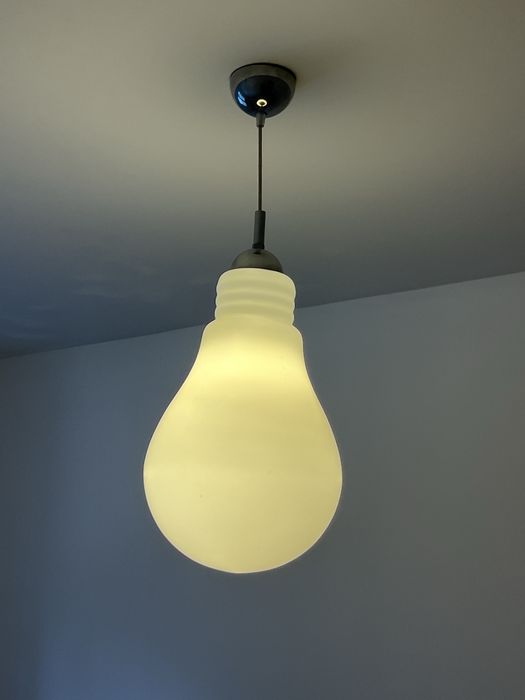 Lampa w kształcie żarówki, wisząca
