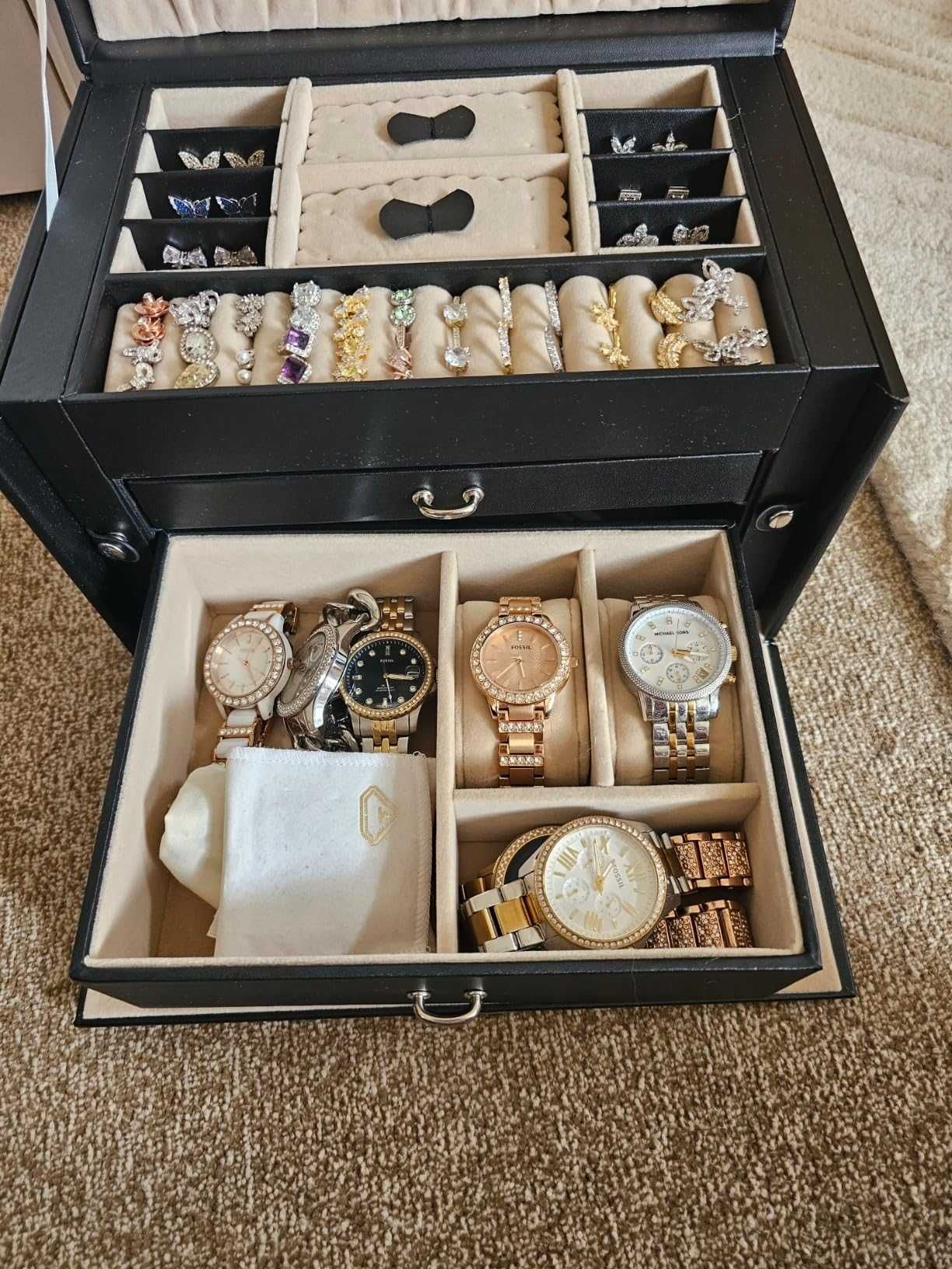 Czarna szkatułka na biżuterię kuferek organizer prezent