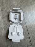 Słuchawki earpods i przejsciówka lighting jack