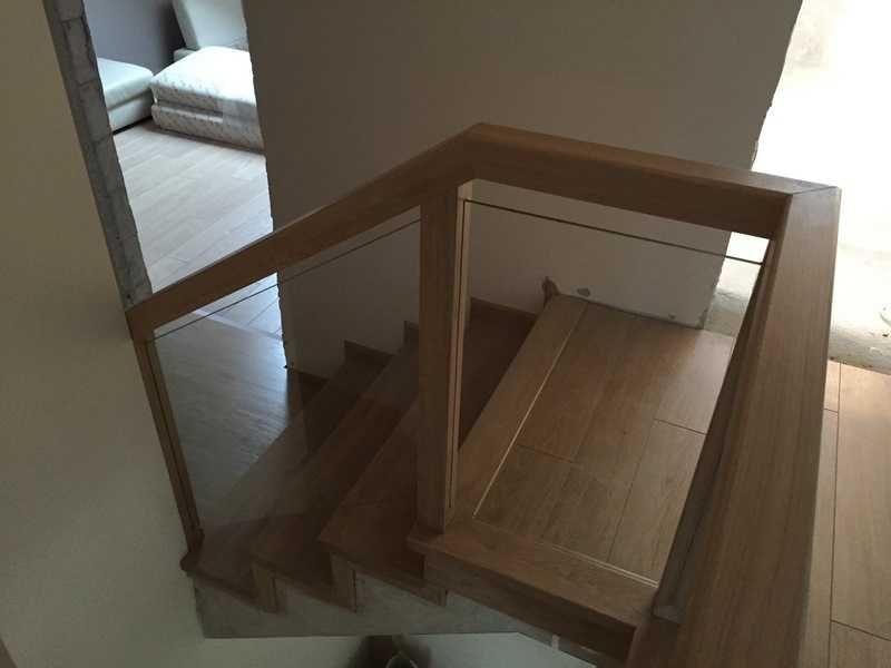 Schody dębowe z balustradą szklaną