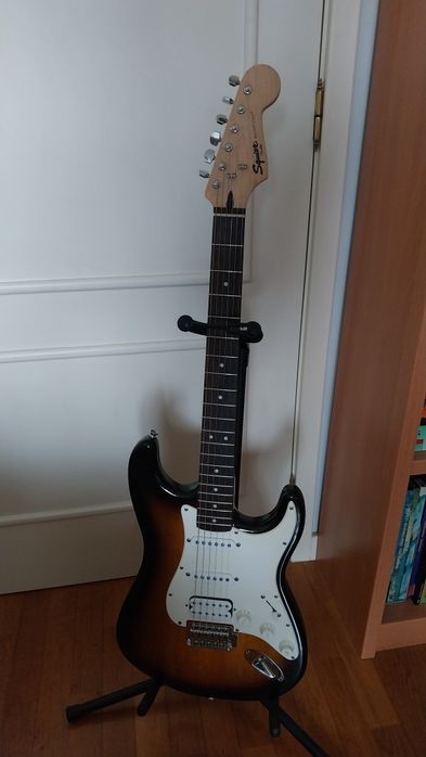 Guitarra Elétrica Squier Bullet HSS impecável