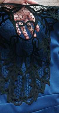 Плаття синього кольору з мереживом на спині